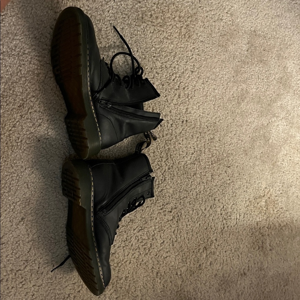 DR. MARTINS BLACK LEATHER BOOTS SIZE 5 IN MENS 6 IN WOMENS